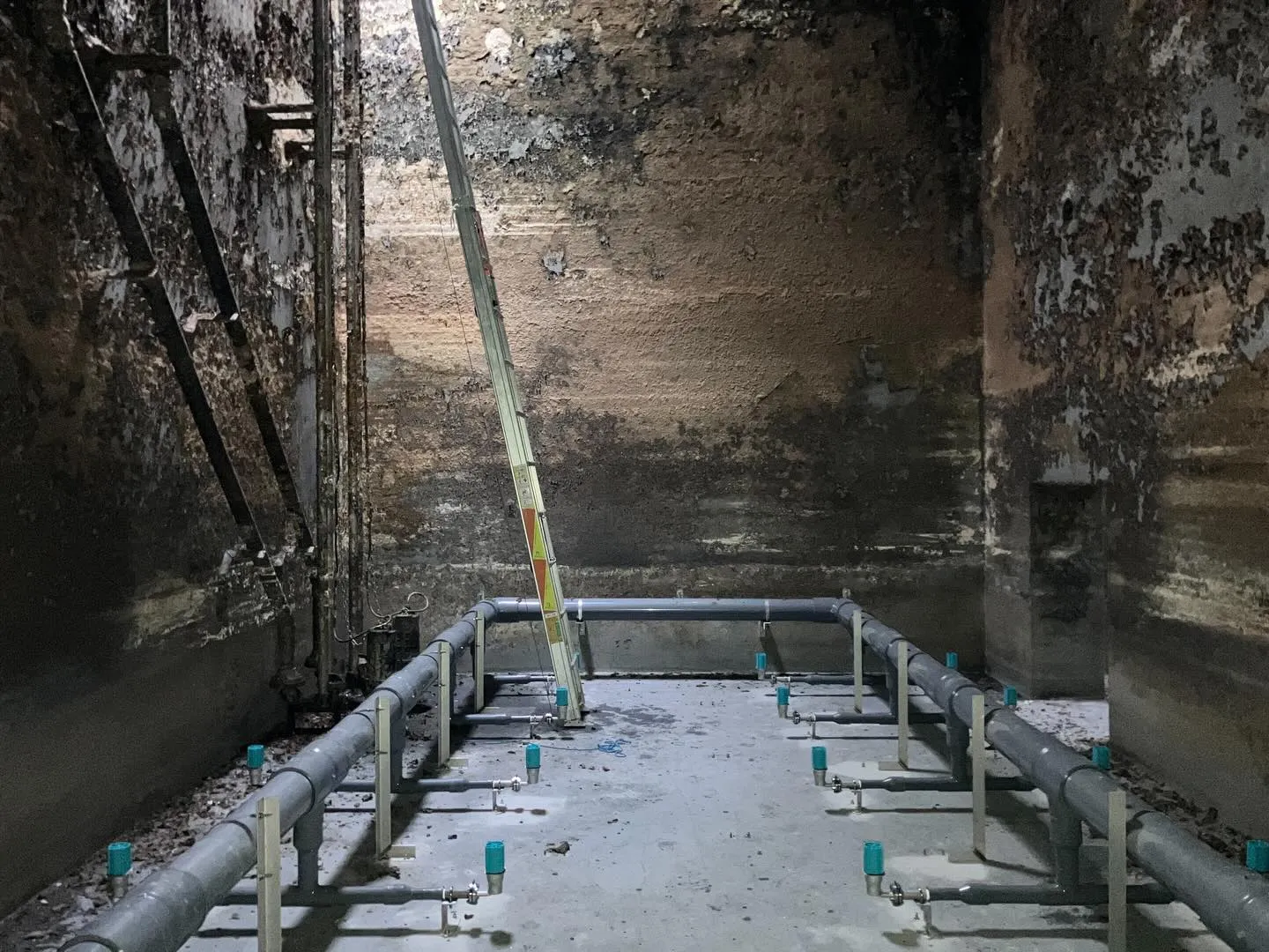 定期依頼の浄化槽清掃✨壁に付着した茶色い汚泥も排水には必要な...